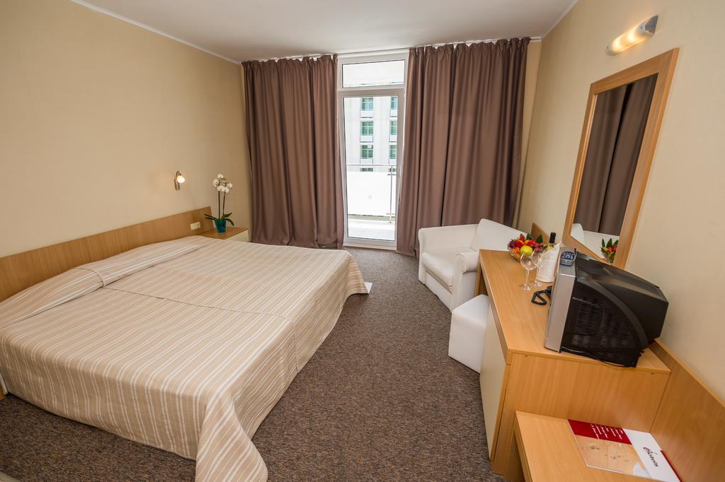 Hotel Perla サニービーチ 部屋 写真